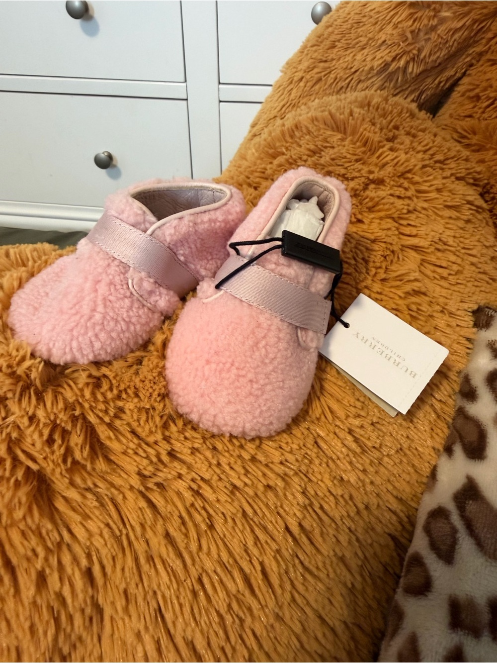 Burberry Pink Plush Baby Slippers with Hook Strap - Picture 4 of 4
